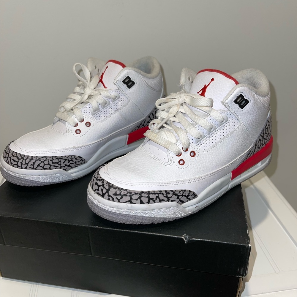 Air Jordan 3 size 4 in grade school